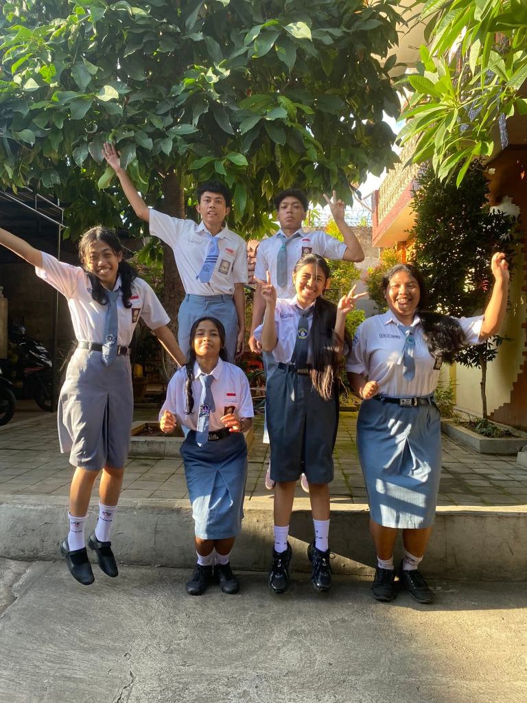 Groepsfoto van de kinderen en medewerkers van Lion King Bali