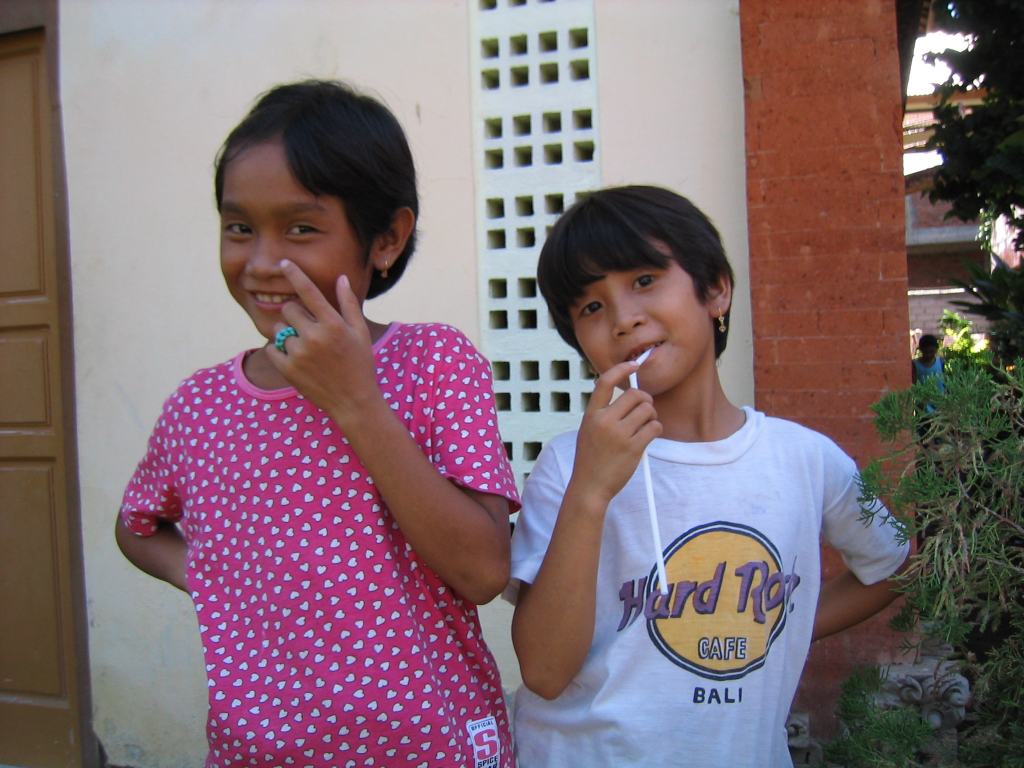 Twee kinderen van het familiehuis Lion King Bali op Bali
