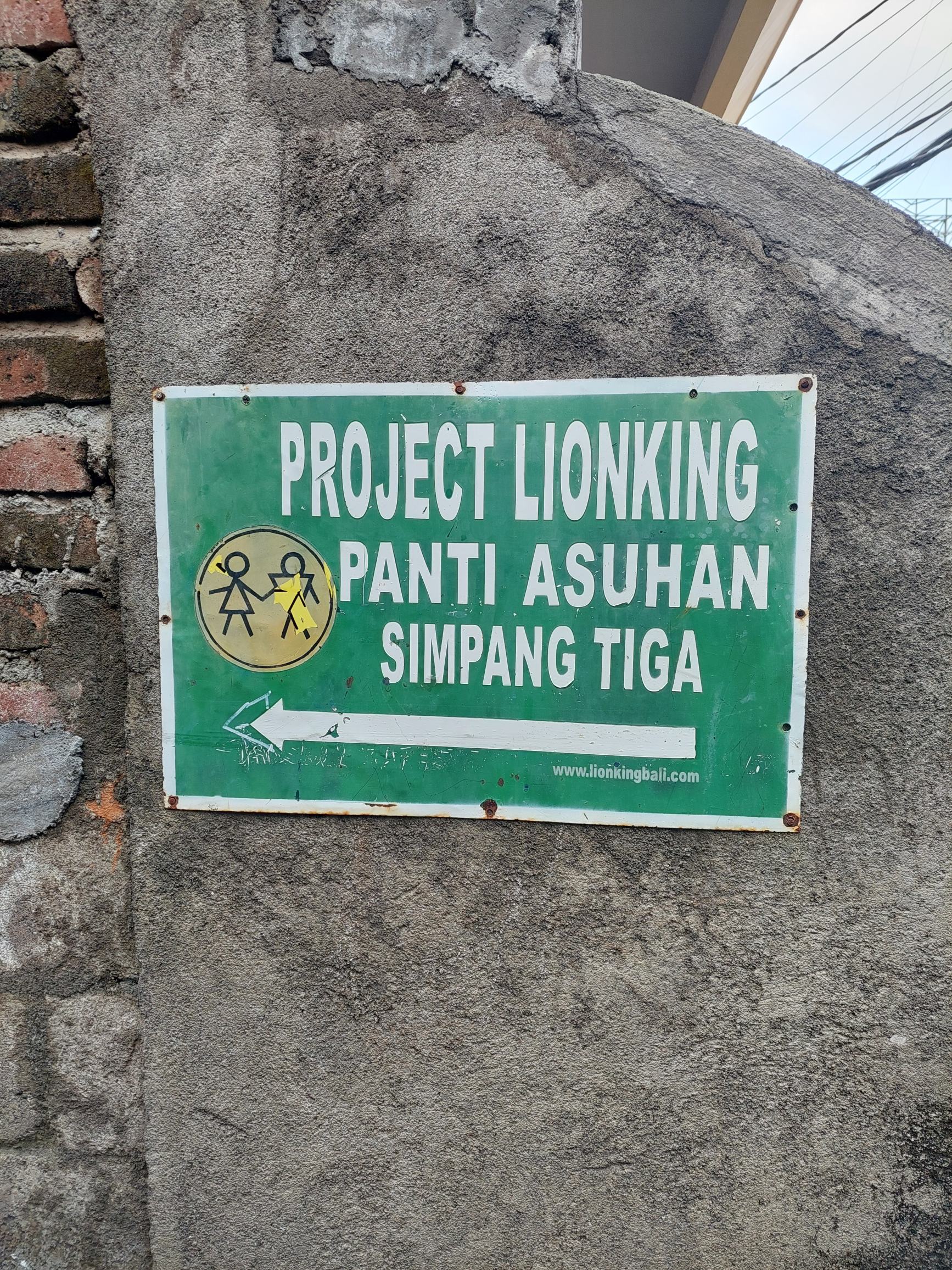 Het naambordje van Yayasan Simpang Tiga, het familiehuis in Singaraja
