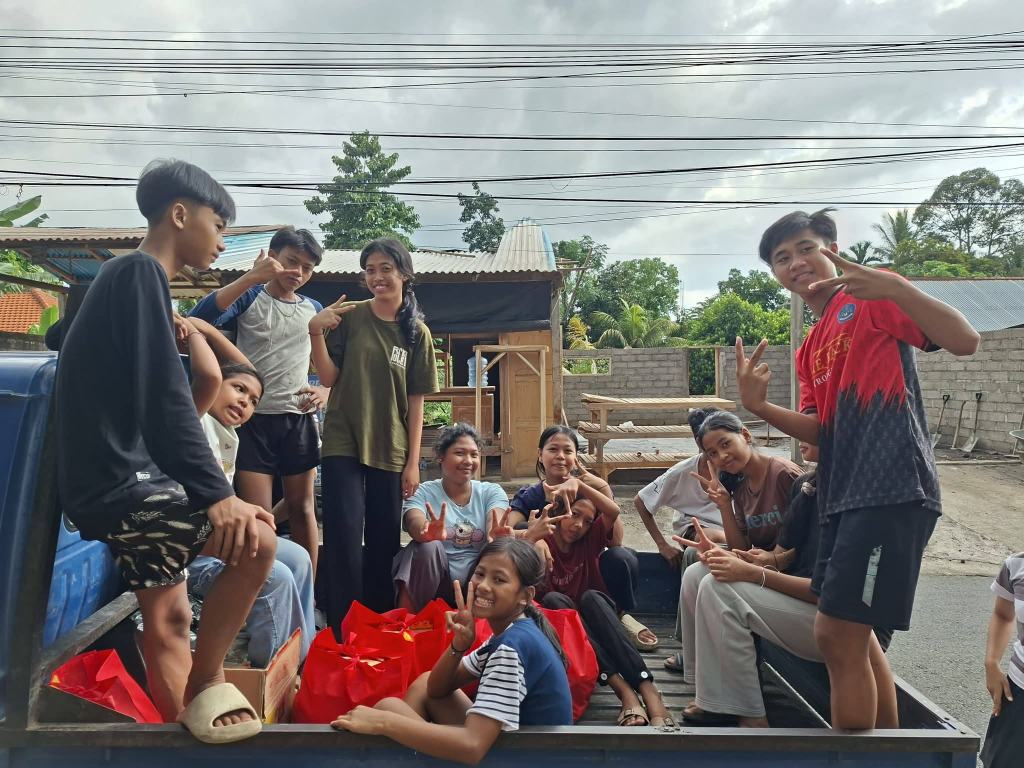 lion-king-bali-voedselpakketten-rondbrengen-18 Kinderen van Lion King Bali brengen voedselpakketten rond in Singaraja